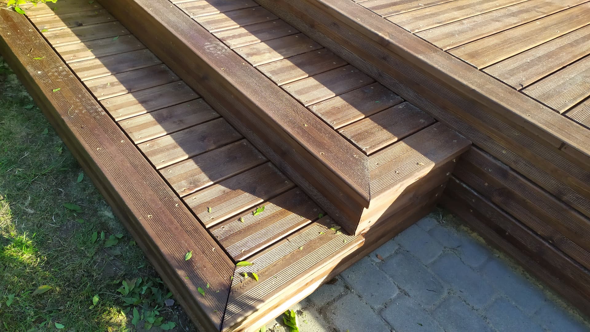 Koka terases pakāpieni ar precīzi savienotiem stūra mezgliem